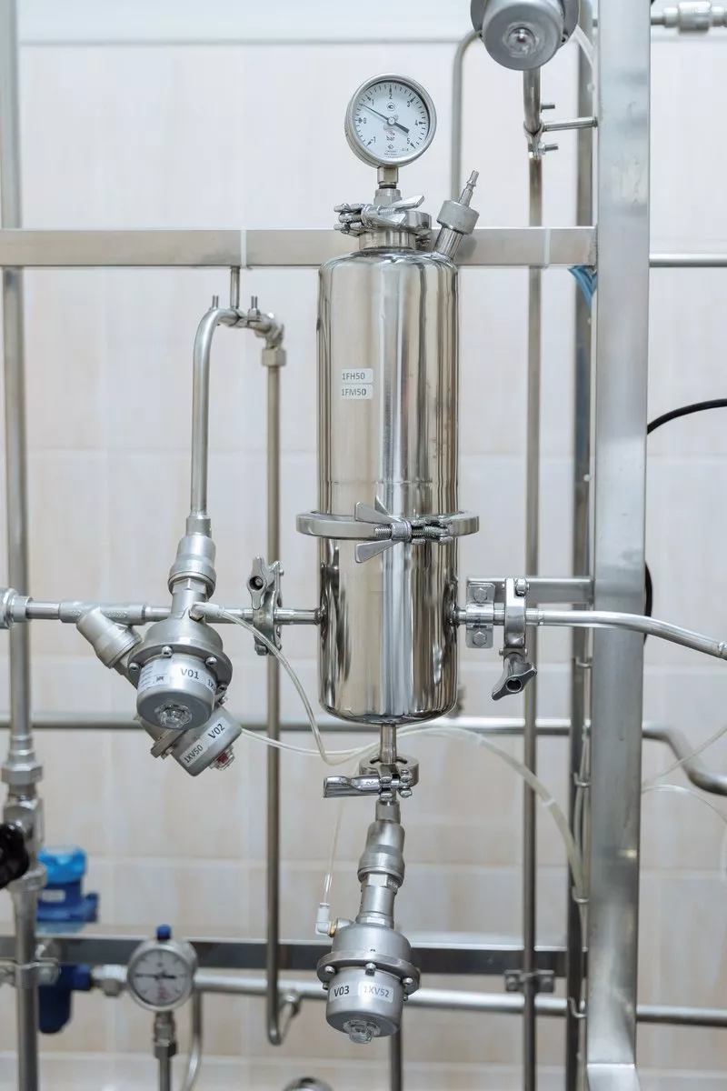 Stainless steel pressure test system Stainless steel pipe system and vessel with pressure gauge for pressure monitoring